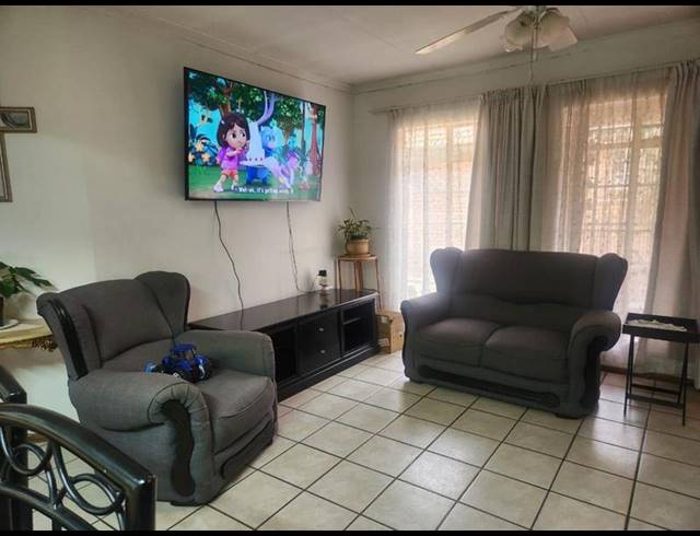 3 BEDROOM TOWNHOUSE FOR SALE IN CASTLEVIEW